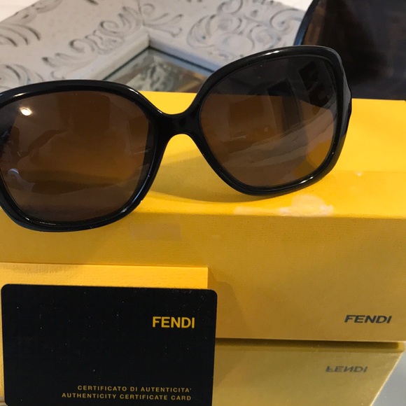Fendi Sunglaases - Picture 4 of 6
